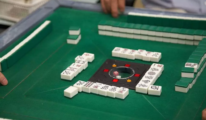 夫妻吵架,打麻将 夫妻吵架,打麻将